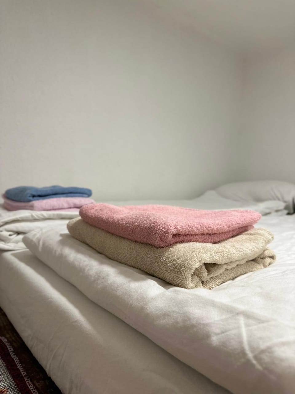 Bed, towels