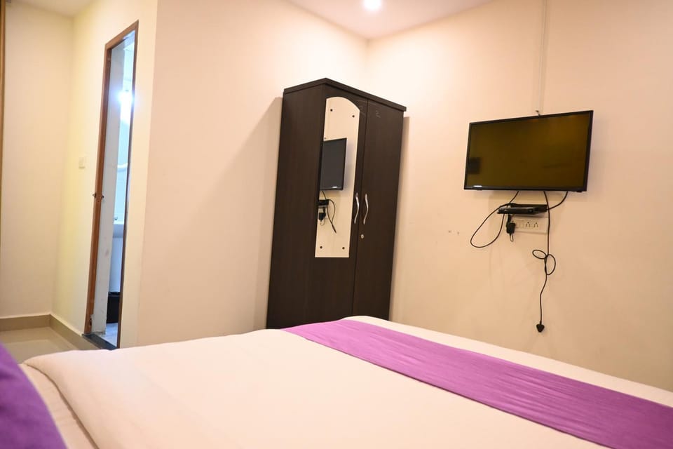 Communal lounge/ TV room, Bed, TV and multimedia, Photo of the whole room, Bedroom