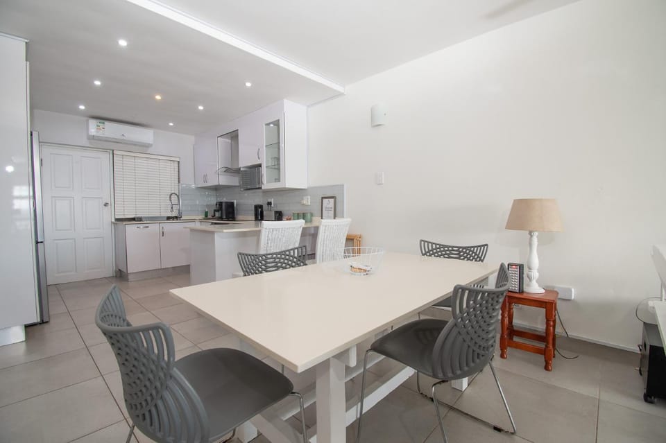 Kitchen or kitchenette, Dining area, oven, stove