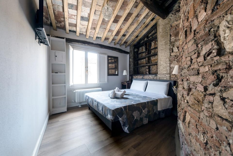Bedroom, Quiet street view