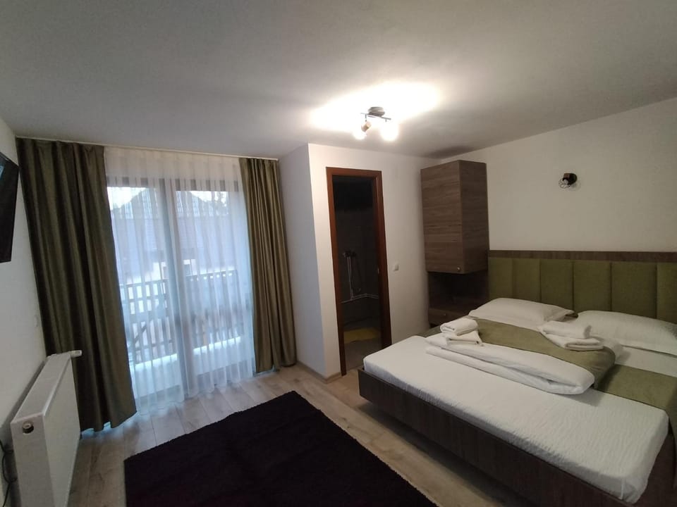 Casa Vânătorilor Bed and Breakfast in Cluj County