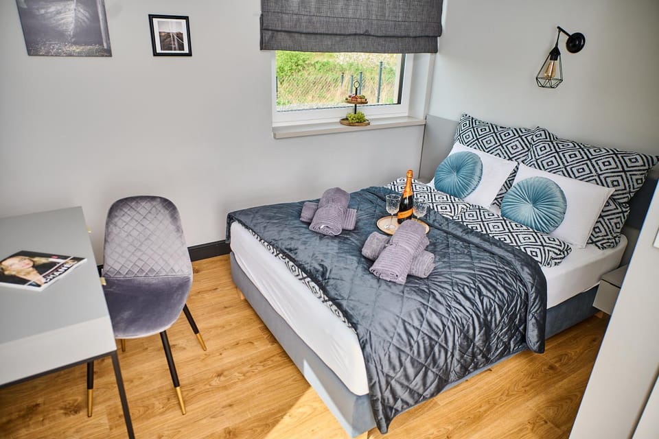 Bed, Photo of the whole room, Seating area, Bedroom, towels