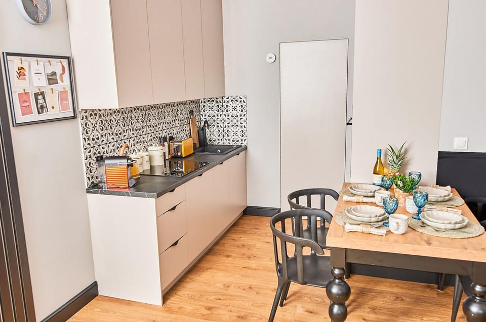 Coffee/tea facilities, Kitchen or kitchenette, Food and drinks, Dining area, Food, minibar, oven