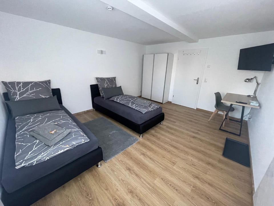 Bed, TV and multimedia, Photo of the whole room, wardrobe