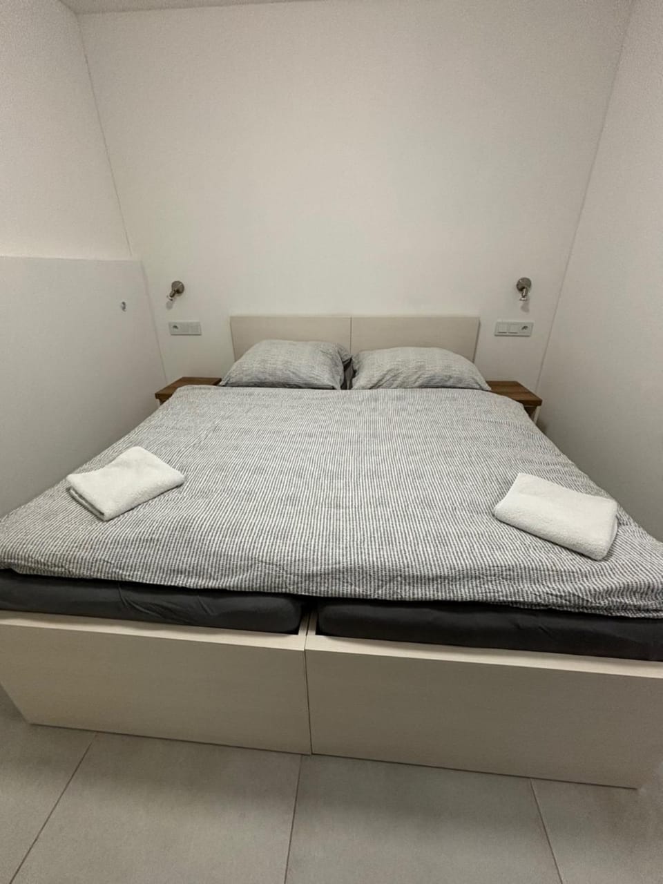 Bed, Bedroom, towels