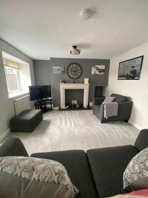 TV and multimedia, Living room, Seating area, fireplace
