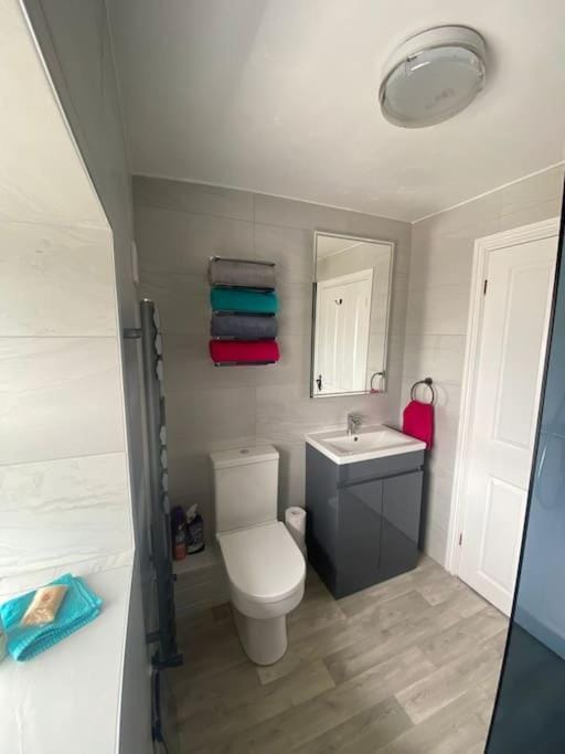 Shower, Toilet, Bathroom, towels