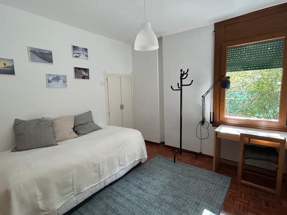 Photo of the whole room, Bedroom