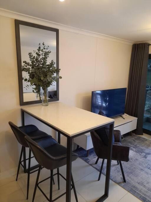 Modern 2 Bedroom Apartment in Chapel Towers - Beautiful Table Mountain View Apartment in Cape Town