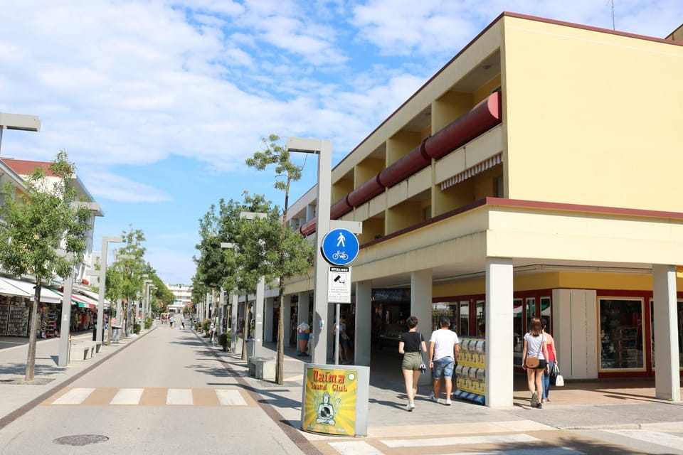Day, Street view