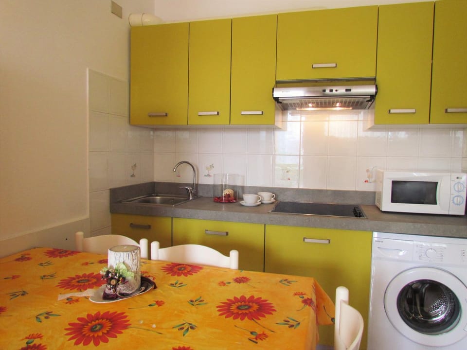 Kitchen or kitchenette, Dining area, minibar, stove