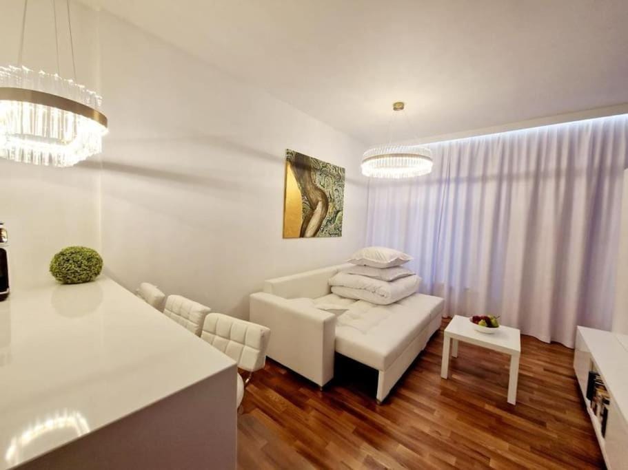 Luxury Princessa Apartment & garage & cable tv channels Apartment in Warsaw