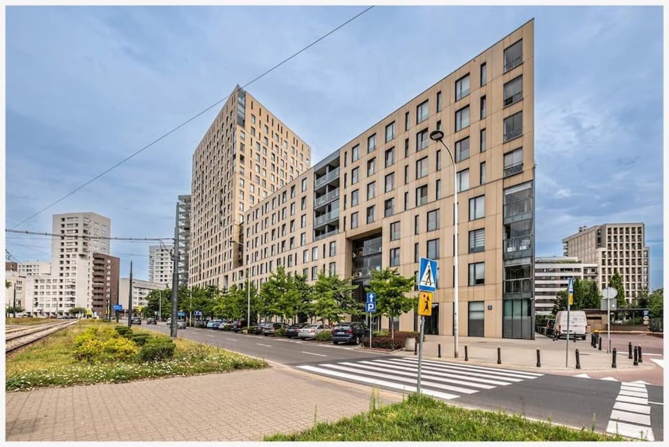 Luxury Princessa Apartment & garage & cable tv channels Apartment in Warsaw