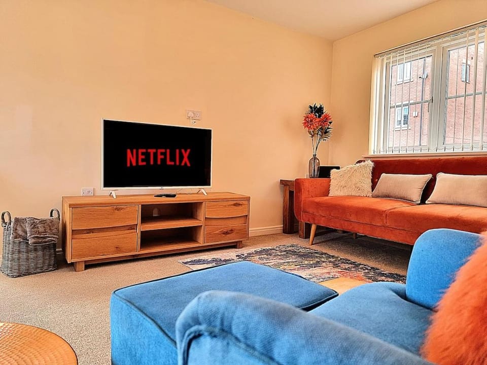 Communal lounge/ TV room, TV and multimedia, Living room, Seating area, Evening entertainment