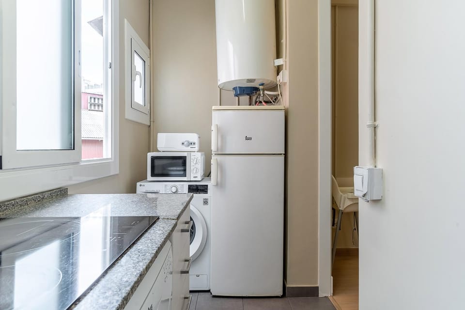 Kitchen or kitchenette, dishwasher, minibar, oven, stove