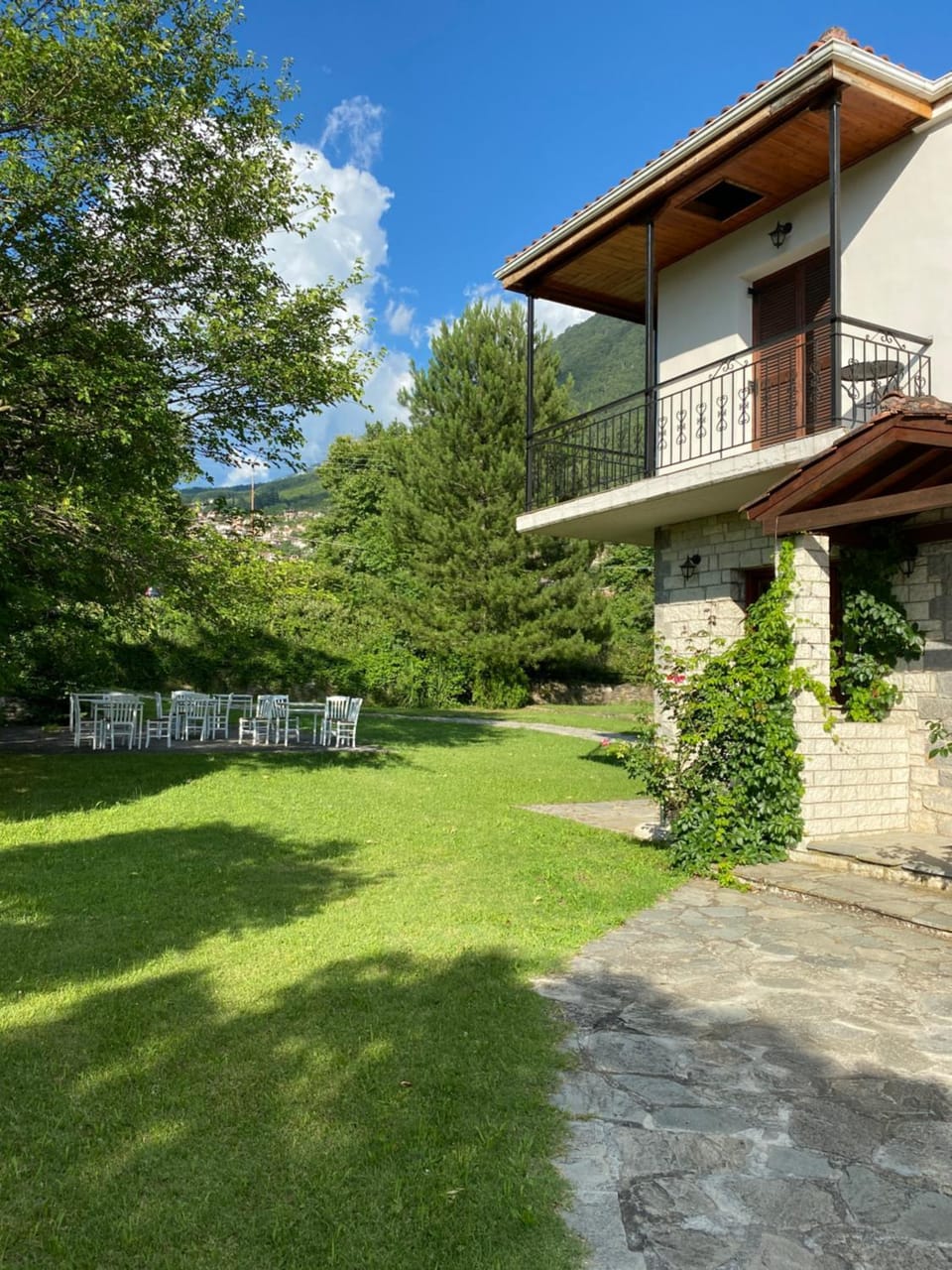 Property building, Spring, Day, Natural landscape, Garden, Garden view