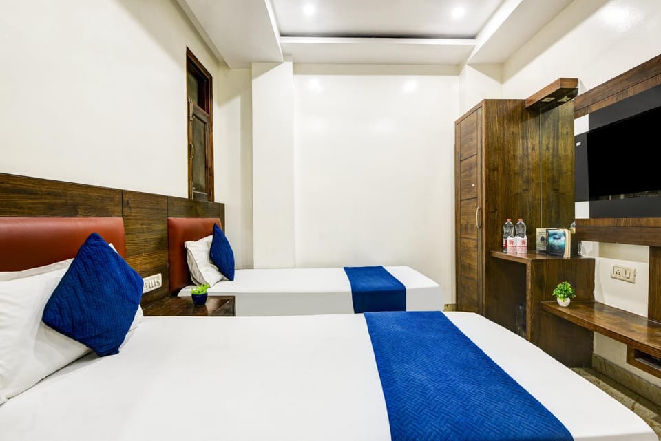 Bed, TV and multimedia, Photo of the whole room, Bedroom