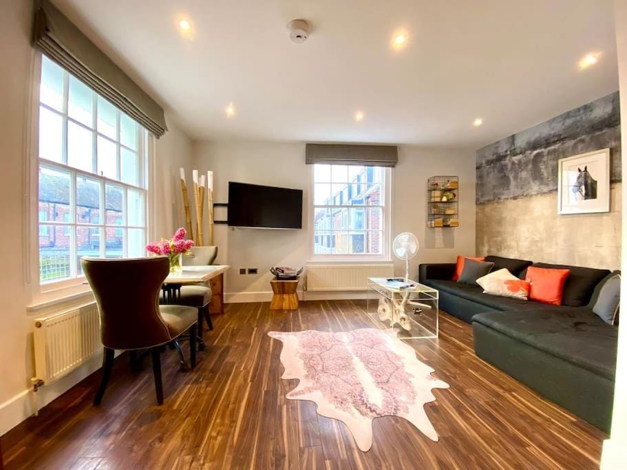 Stunning Little House on Poole Quay - Free Secure Parking & WiFi - in the heart of the Old Town - Great Location - Free Parking - Fast WiFi - Smart TV - Newly decorated - sleeps 2! Close to Poole & Bournemouth & Sandbanks Apartment in Poole