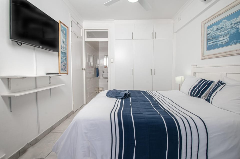 Bed, TV and multimedia, Photo of the whole room, Bedroom, wardrobe