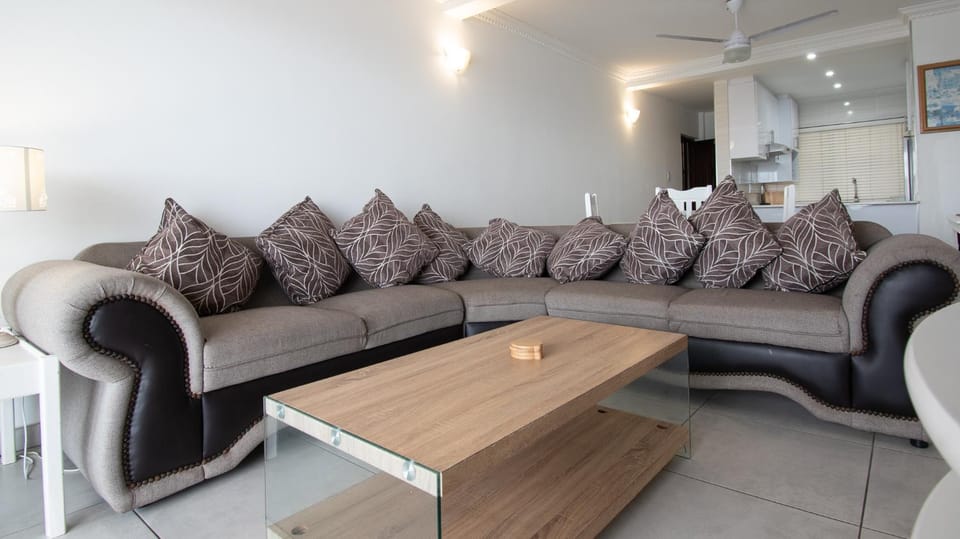 Living room, Seating area, Dining area, fireplace