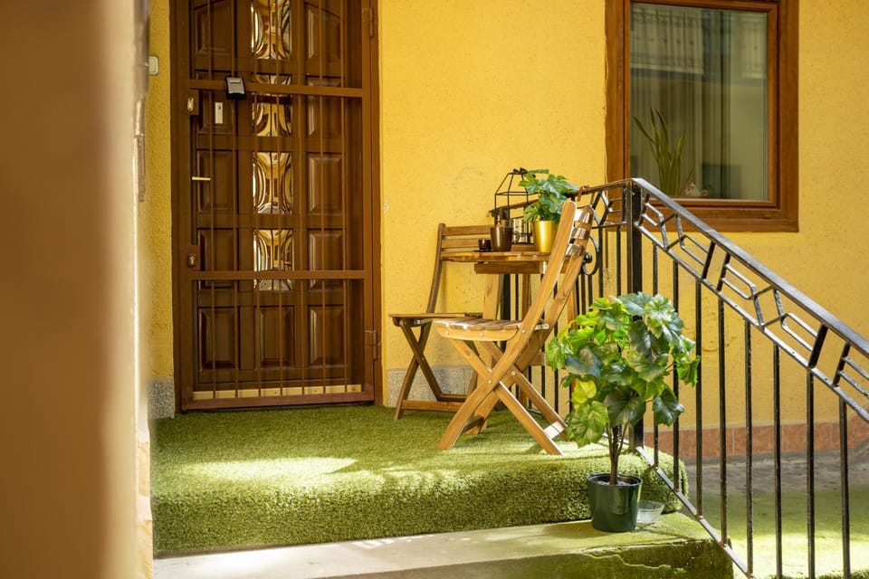 Property building, Garden, Balcony/Terrace