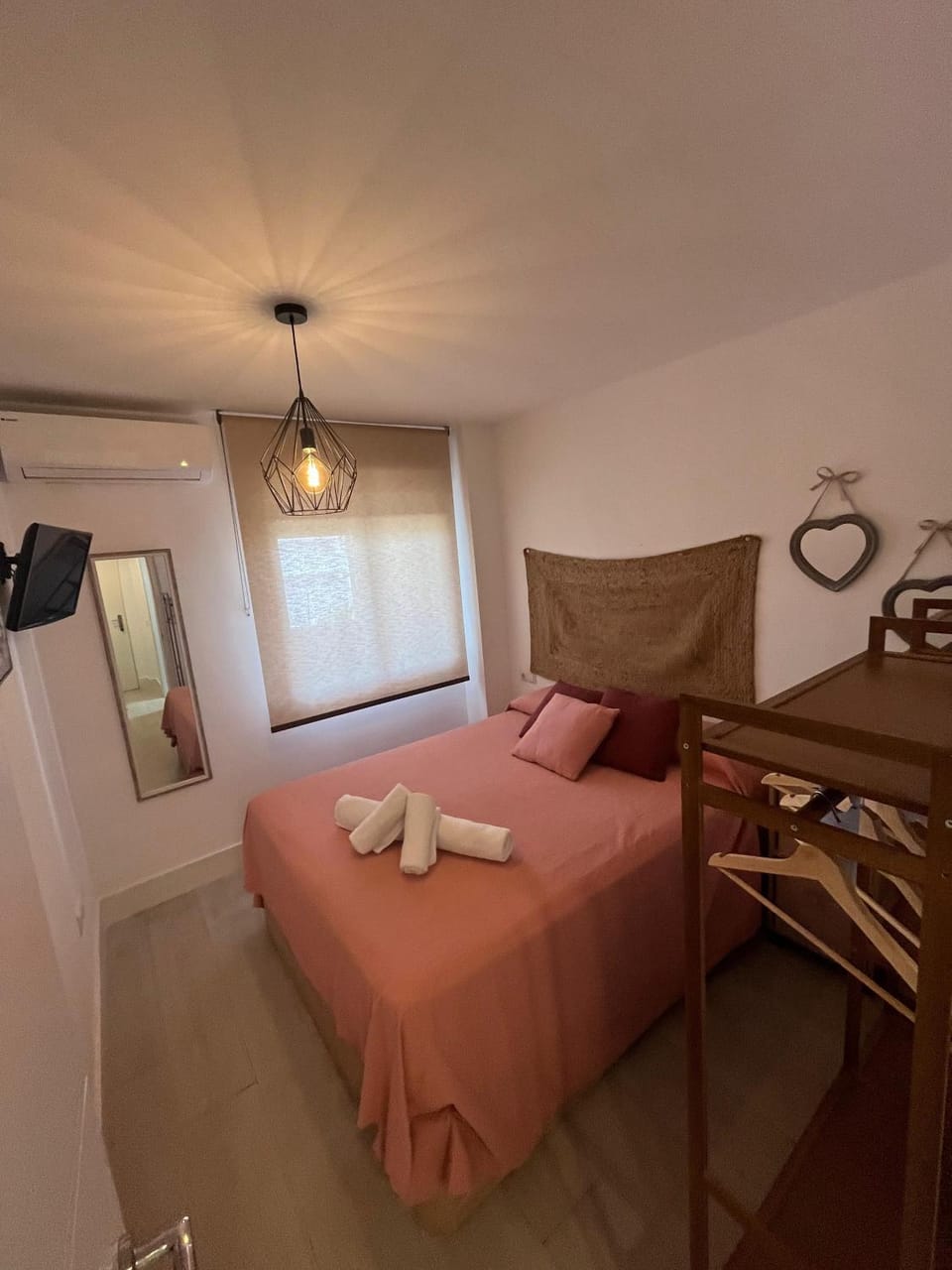 Bed, TV and multimedia, Bedroom, heating, heating, towels, air conditioner