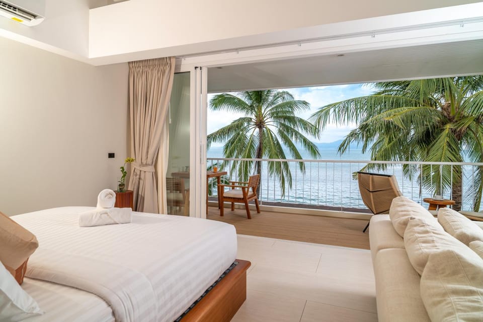 Bed, View (from property/room), Balcony/Terrace, Seating area, Sea view
