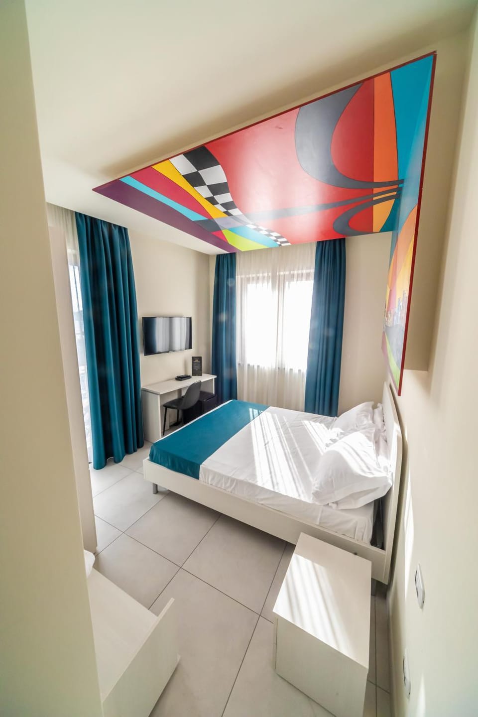 Bed, TV and multimedia, Photo of the whole room, Bedroom