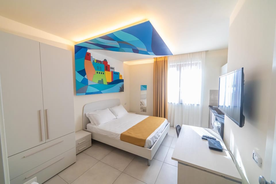 Bed, TV and multimedia, Photo of the whole room, Bedroom