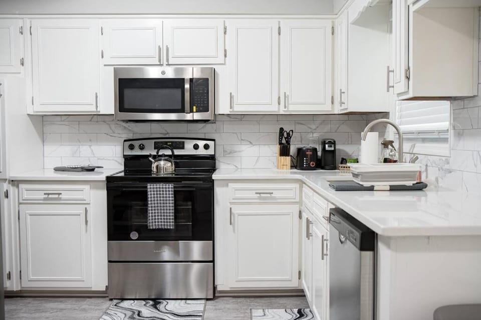Coffee/tea facilities, Kitchen or kitchenette, dishwasher, minibar, oven, pet friendly, stove, toaster