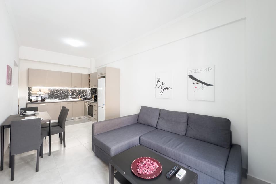 Kitchen or kitchenette, Living room, Seating area, Dining area