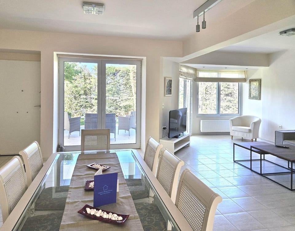 TV and multimedia, Living room, Seating area, Dining area, Garden view