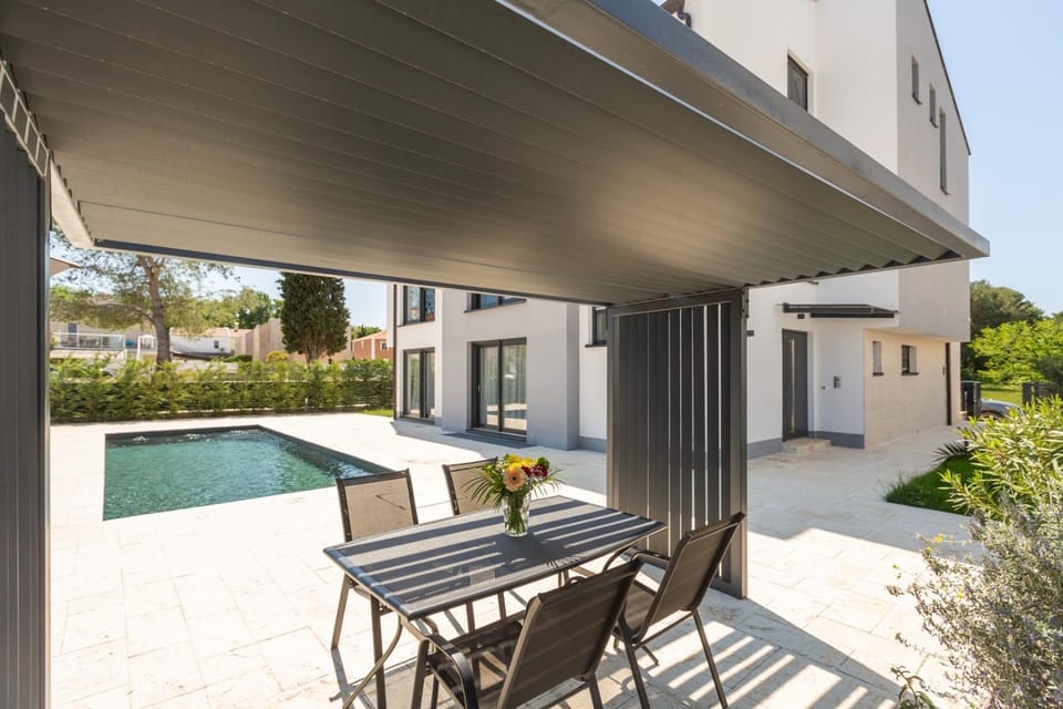Property building, Balcony/Terrace, Dining area, Pool view, Swimming pool