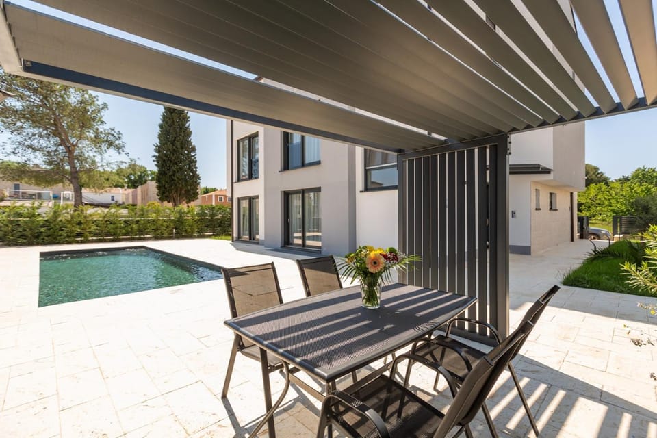 Property building, Balcony/Terrace, Dining area, Swimming pool