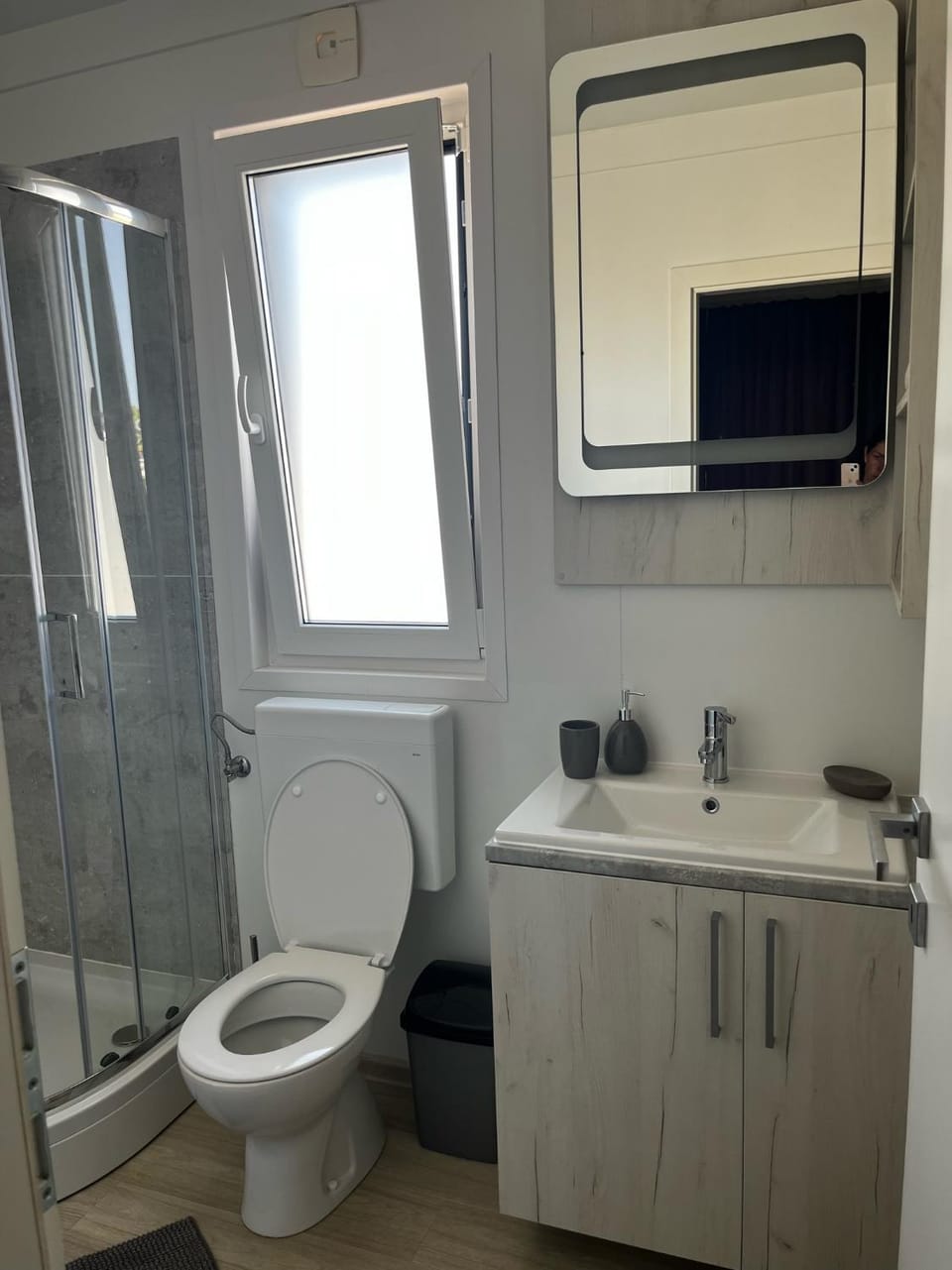 Shower, Toilet