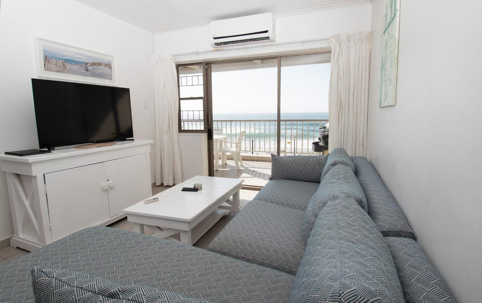 Communal lounge/ TV room, TV and multimedia, View (from property/room), Balcony/Terrace, Living room, Seating area, Sea view, air conditioner
