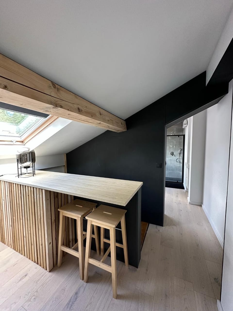 Property building, Bathroom, Kitchen or kitchenette, Seating area, Breakfast