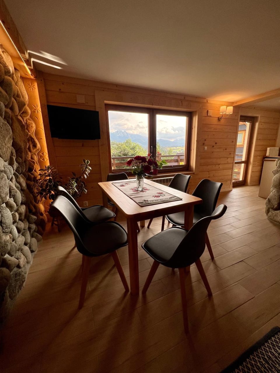 TV and multimedia, Living room, Dining area, Mountain view
