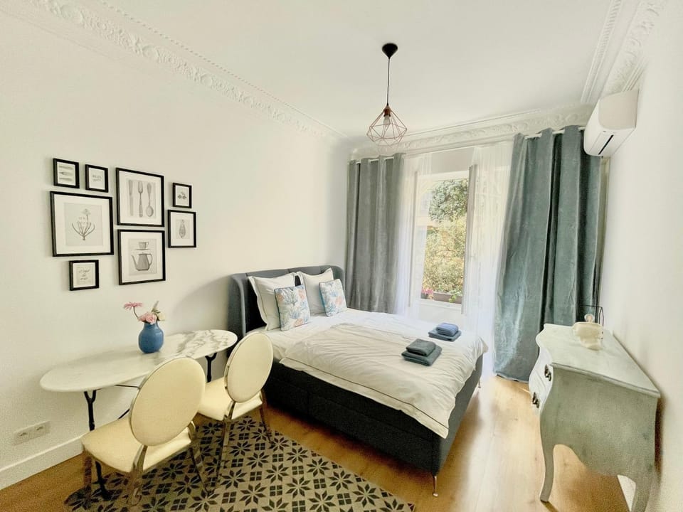 Bed, Living room, Photo of the whole room, Bedroom