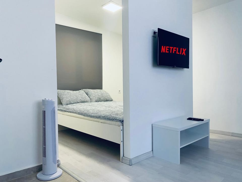 Communal lounge/ TV room, Bed, TV and multimedia, Evening entertainment, Bedroom