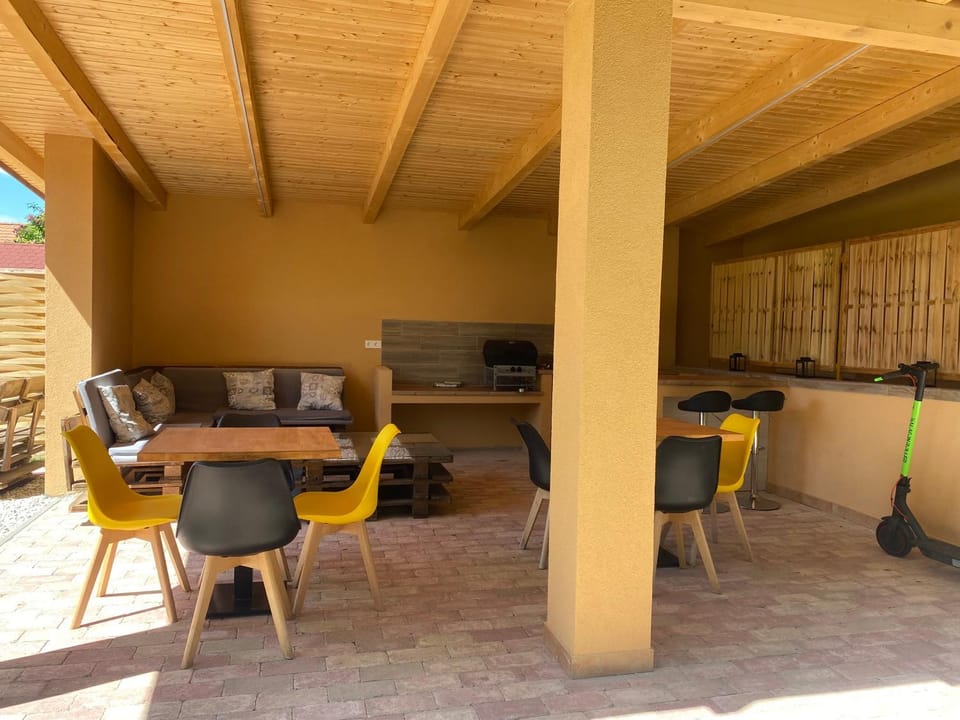 Property building, BBQ facilities, Balcony/Terrace