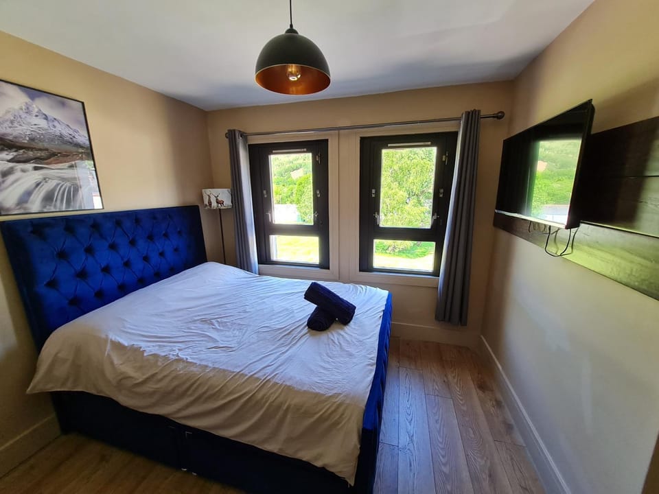 Bed, TV and multimedia, Bedroom