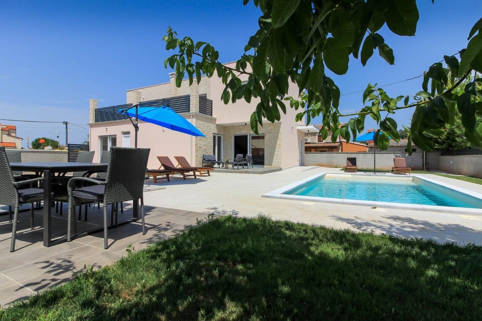 New modern villa Gogo with private pool near the beach and town of Pula by WiiBuk Villa in Medulin