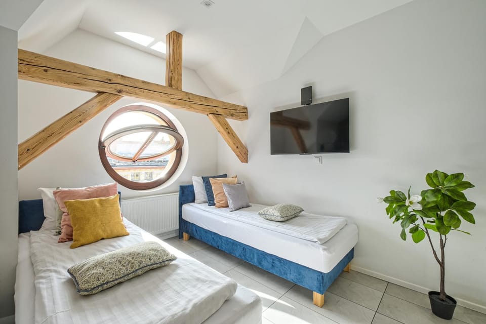 Bed, Living room, Photo of the whole room, Seating area