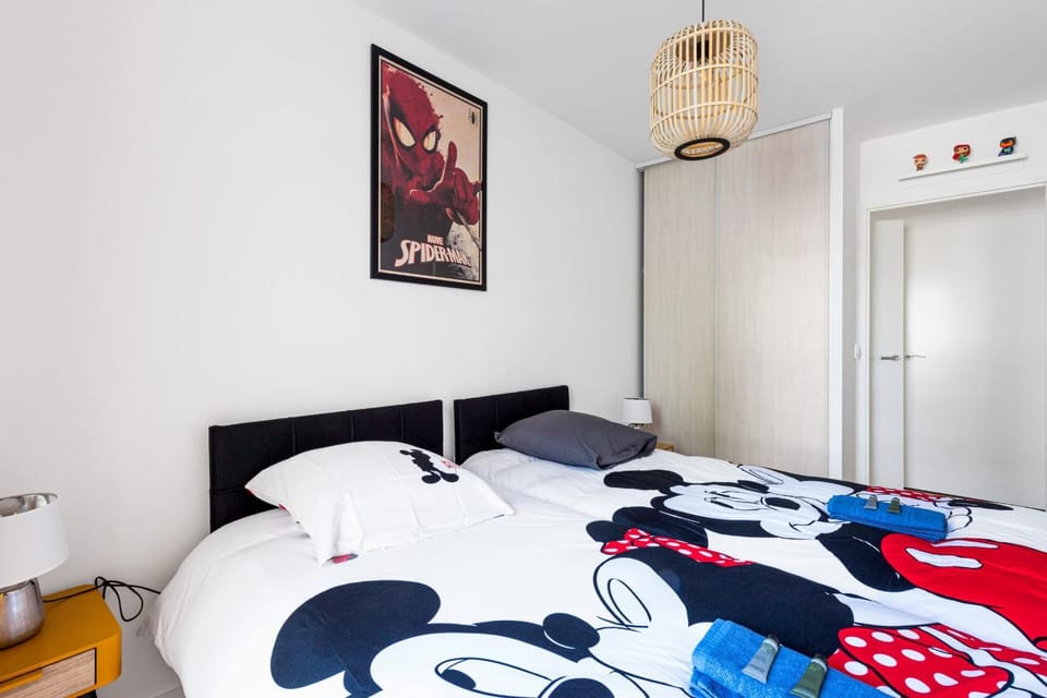 Bed, Photo of the whole room, Bedroom, children, towels, wardrobe
