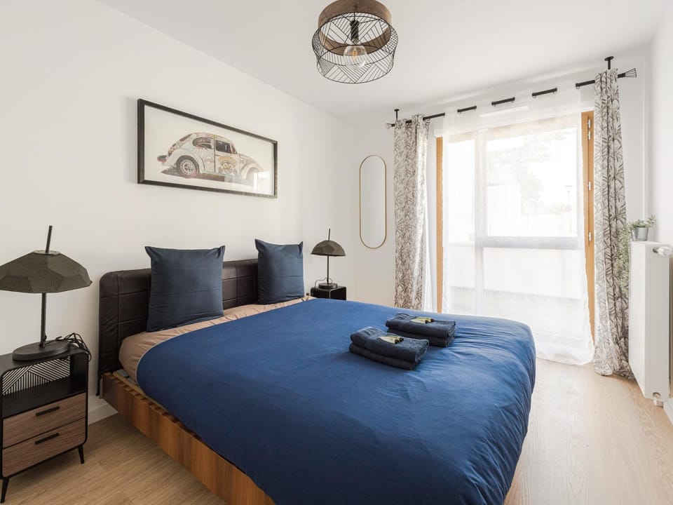 Photo of the whole room, Bedroom