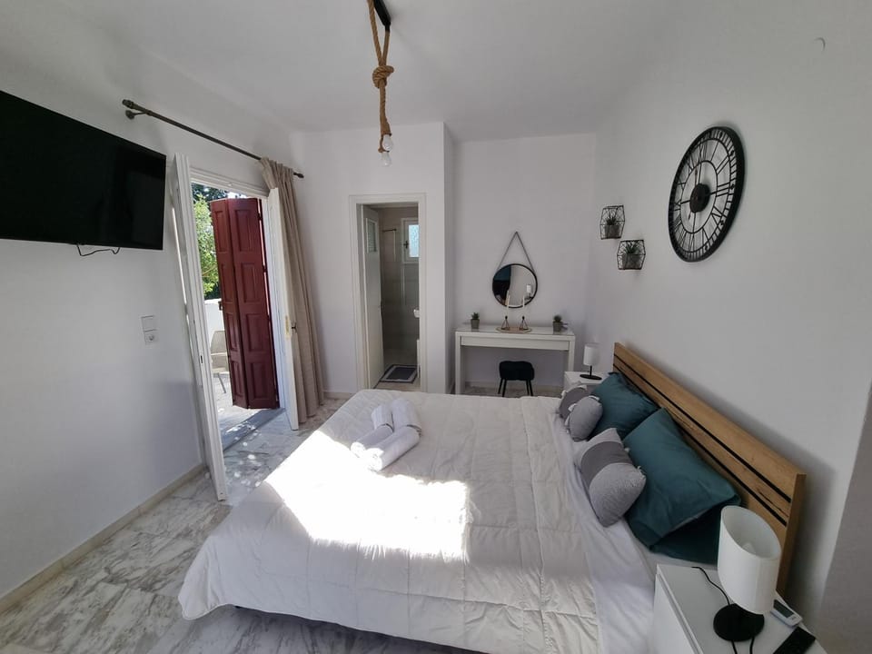 Bed, TV and multimedia, Photo of the whole room, Bedroom