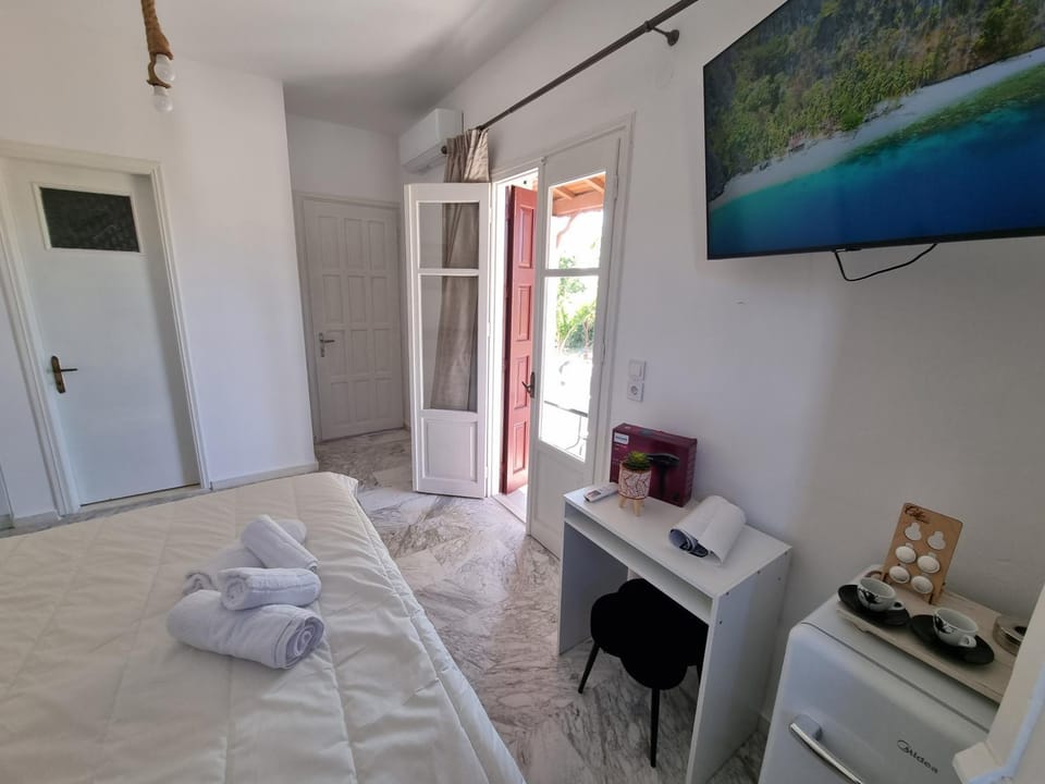 Bed, TV and multimedia, wardrobe