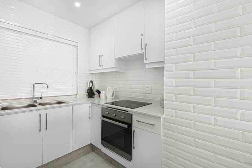 Kitchen or kitchenette, pet friendly, stove, toaster