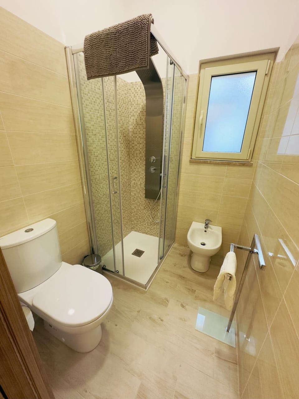 Shower, Toilet, Bathroom, bidet, towels